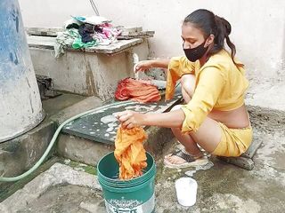 Your Soniya: インドの義理の妹は、彼女が義理の兄の太ったペニスを見て濡れた猫を得たときに服を洗っていました。
