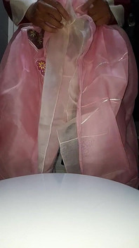 Crossdresser spust ubrany w koreańskią tradycyjną sukienkę Hanbok