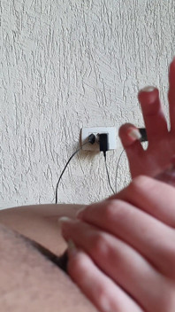 Mira mis uñas largas jugando con esta jugosa polla hasta que se corre, y jugando con la carga gruesa también