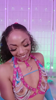 Sexy ebony babe cali cali caliente deepthroating velký penis POV