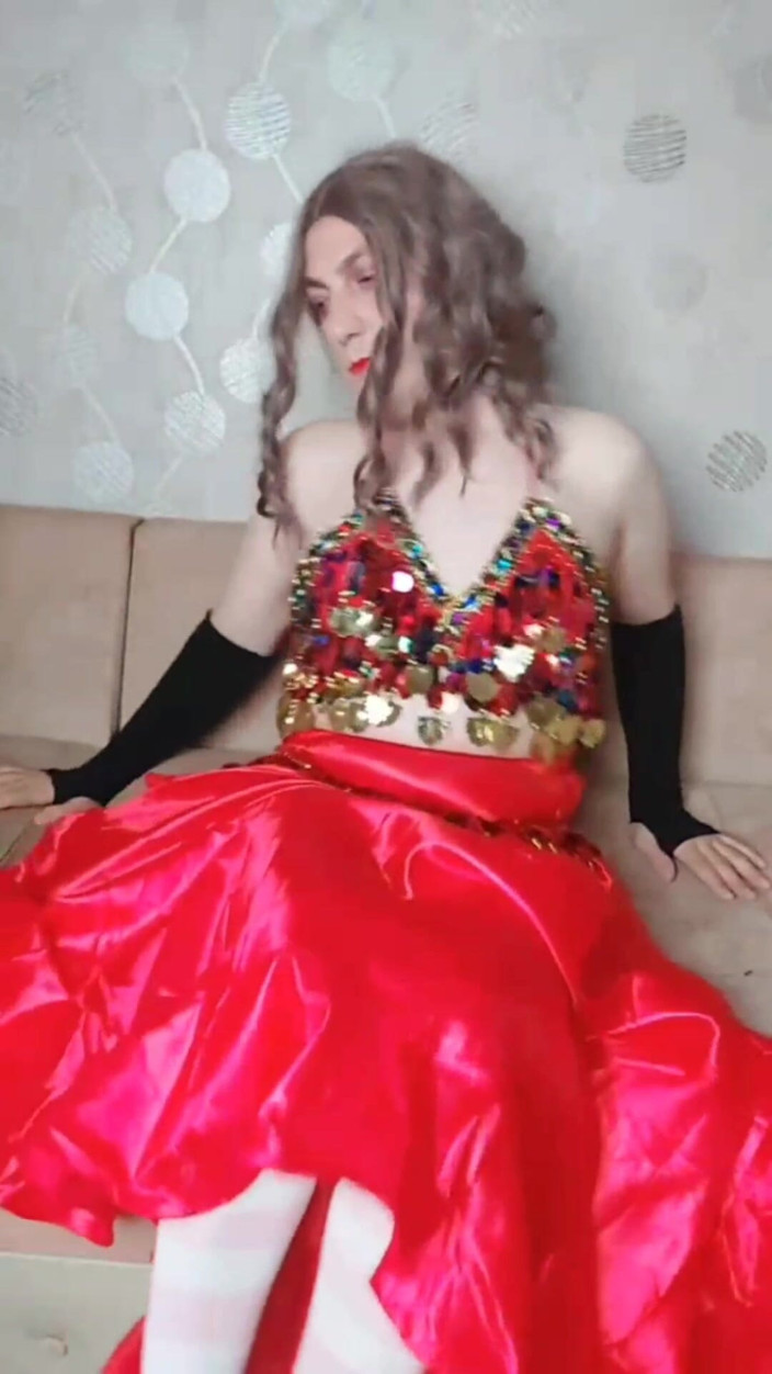Kitty_Cross: Femboy penari perut dalam pakaian menggoda merah