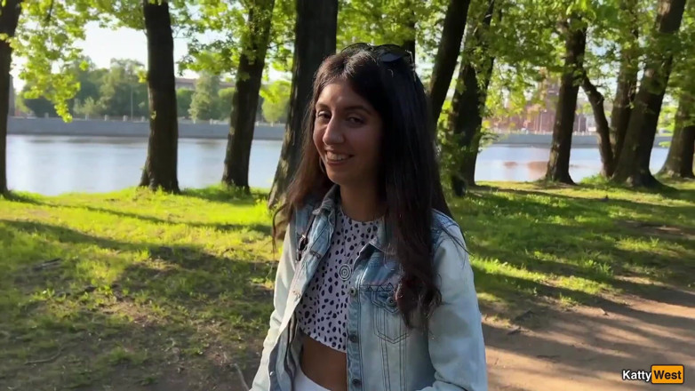 Katty West: Il mio amico controlla i miei orgasmi in pubblico con...