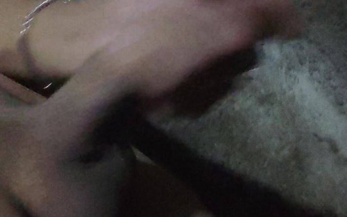 SlightRig44: 在我洗澡的时候吮吸我所有的牛奶。