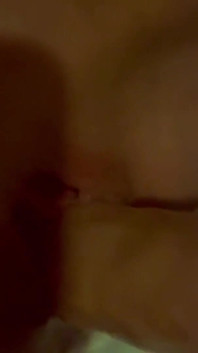 Esposa disfruta de la máquina del sexo, marido mira