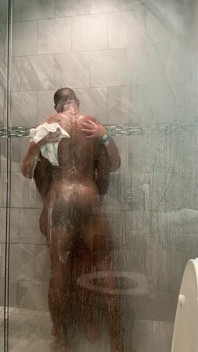 Une BBW se fait baiser sous la douche