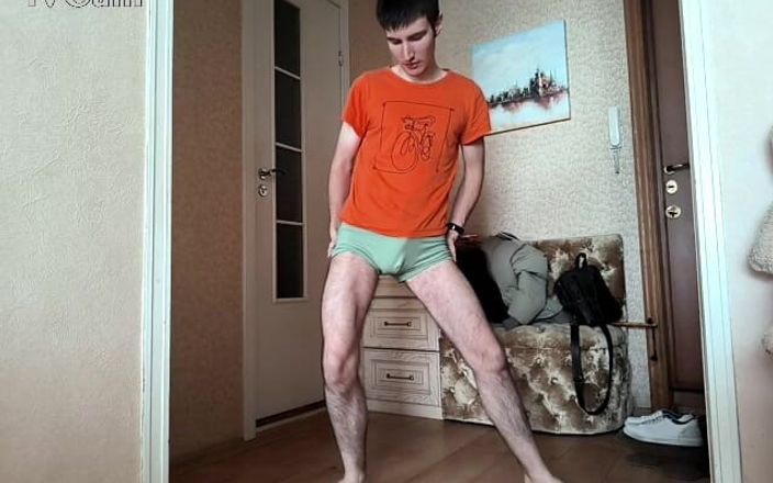 webcamboy98: 젖을 빠는 어린 소년