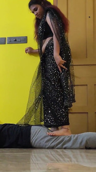 Pani karze sługę pełnej wagi deptanie ciała