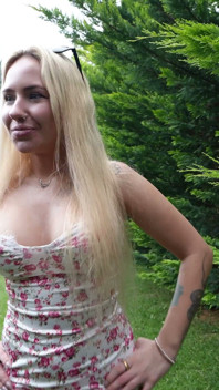 ¡Alguien puede notarnos follando en el jardín!