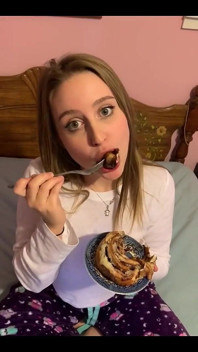 Ejaculând pe o Cinnabon și Laney Eats It