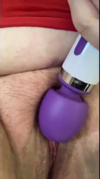 Bbwbootyful reibt meine fette haarige muschi, stimuliert kitzler mit elektrischem zauberstab