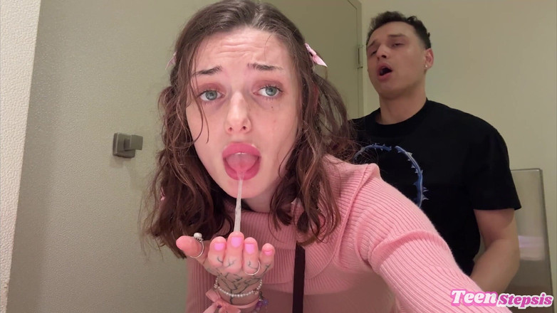 Teen StepSis: Daisy Love在商场浴室里做爱