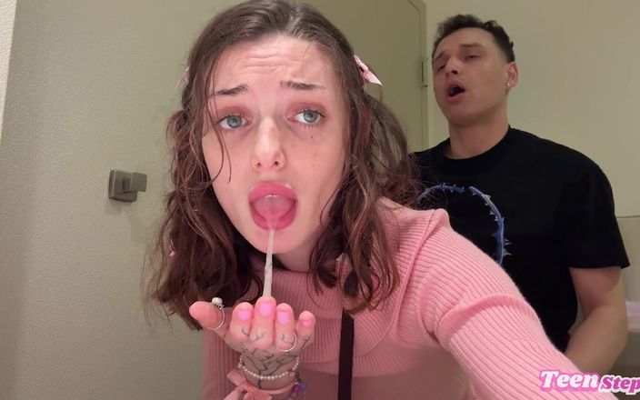 Teen StepSis: Daisy Love knullar i ett köpcentrum badrum