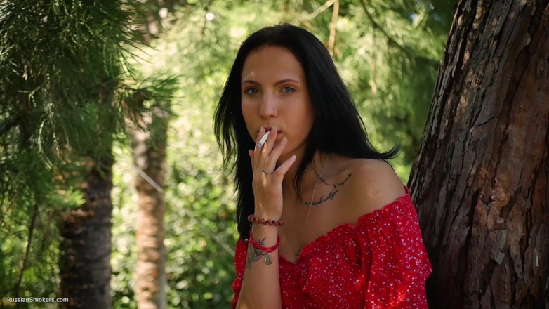 Russian Smokers: 誘惑的なロシア美女が屋外でスリムタバコを吸う
