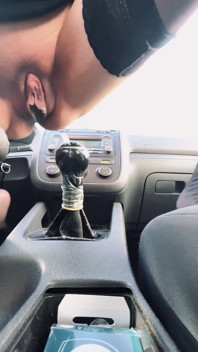 Aku meletakkan tuas persneling mobil teman di vaginaku seperti pelacur