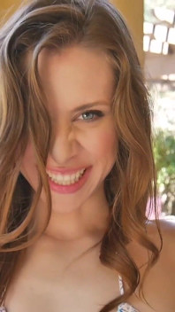 Sexy Anya masturbiert mit Anya olsen