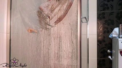 Kiara Night: Sexy estudante masturba brinquedos sexuais no banheiro - solo quente