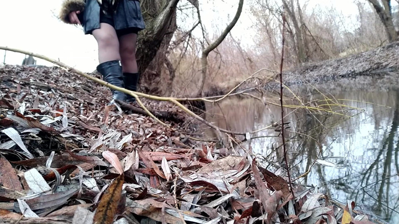 Elena: Curvy MILF pissing on the riverside