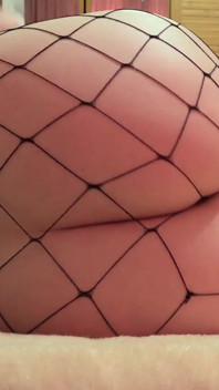 Il culo bellissimo si annoia in camera da letto. Scuote mature, glutei pieni e grandi
