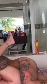 Rubia atractiva se entrega al placer