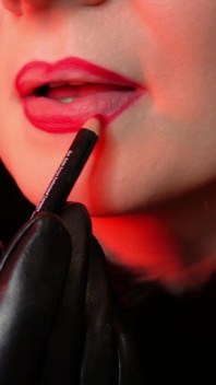 Lippenstift fetisj video - dame in bont close-ups