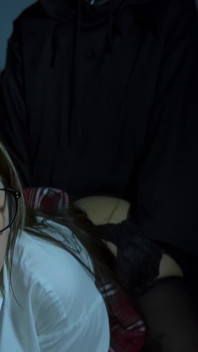 Tiener houdt van cosplay, voetenbeurt en het nemen van een grote lul in de kont