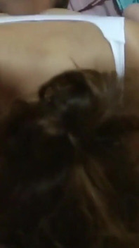Curtindo o pau grande do meu meio-irmão, ele me fode e goza dentro de mim, eu peço a ele para sexo anal