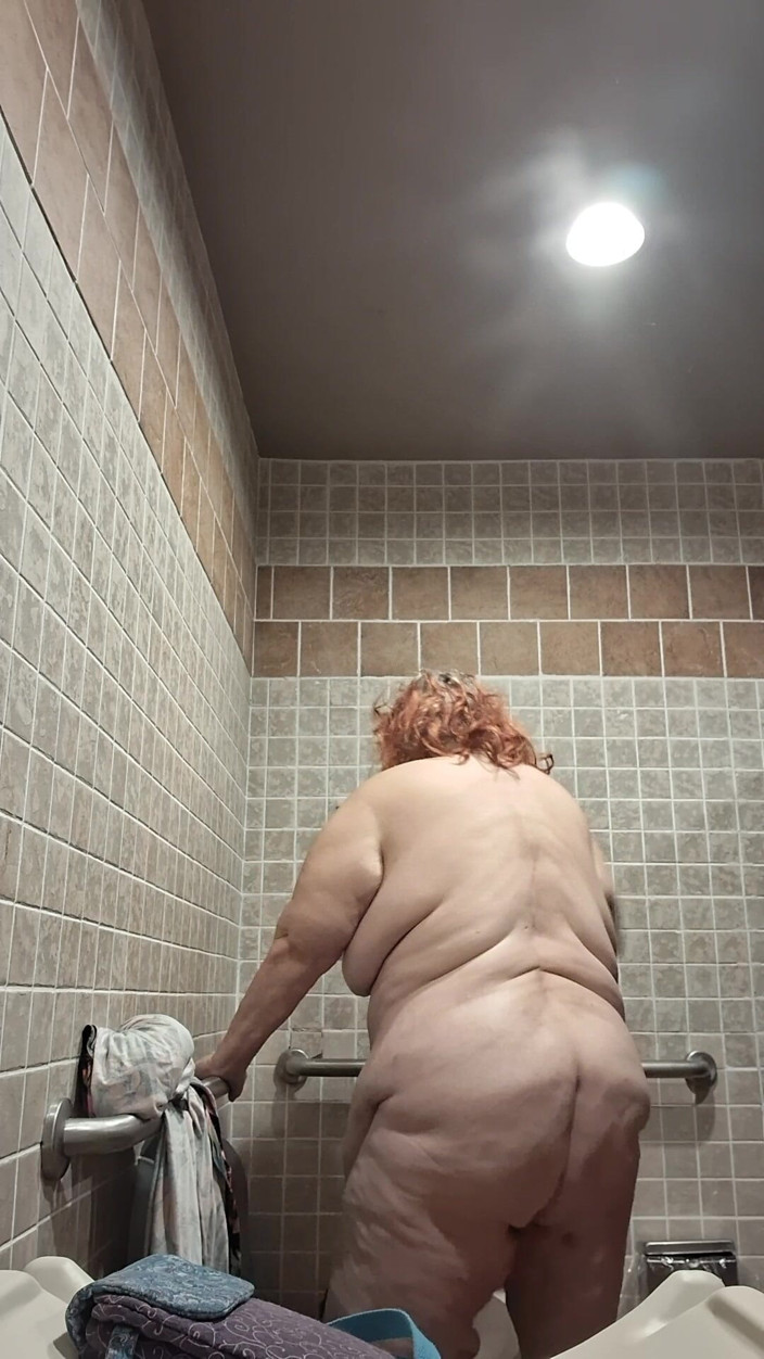 BBW nurse Vicki adventures with friends: Marea asistentă frumoasă Vicki dansează și se dezbracă în baie!
