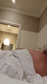 O mamă sexy cu forme este futută în hotel
