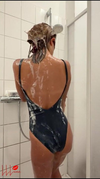 Duș îmbrăcat în costum de baie - asiatica slabă vrea să-i urmărești corpul minion în duș cu săpun