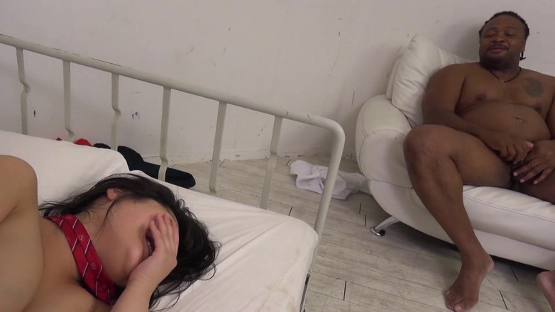Caribbeancom: Chica asiática humillada en trío interracial