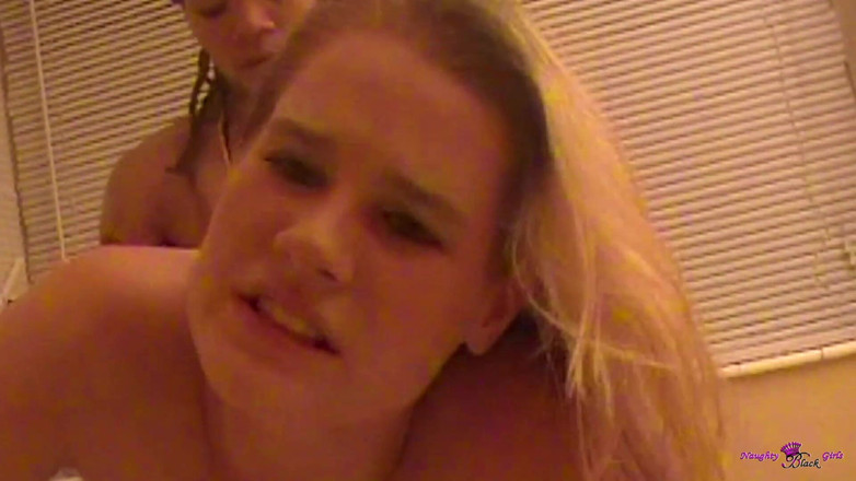 Naughty Black Girls: Oba są zbyt nieśmiałe, aby rozpocząć cokolwiek międzyrasowego, ale nagrzewają...