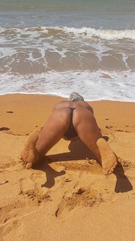Ladysilva My Hot Ass na plaży w majtkach
