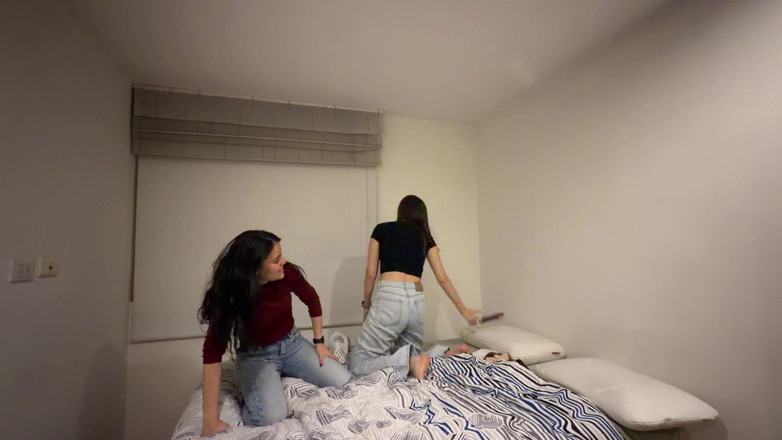 scarlettandc: Baví nás hrát v posteli, abychom skákali