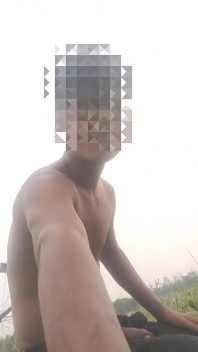 Na zewnątrz przy drodze geje masturbacja seks wideo