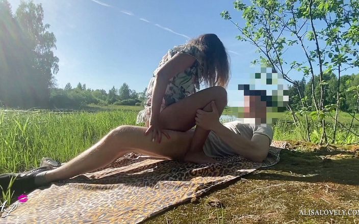 Alisa Lovely: Cette adolescente amateur aux seins naturels adore la baise risquée...