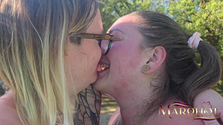 Sexymarghot: Duet lesbian panas dengan Maureen: strap-on, dildo ganda, dan squirting...
