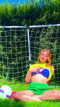 Chica brasileña de fútbol Jersey provoca hasta llegar al orgasmo en lencería