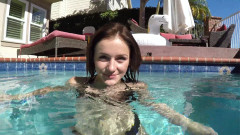Chica Suicida DVD: Rosalyn Sfinga sténá hlasitěji při každém tahu, když se udělá...