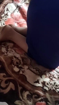 O marocană este futută de managerul soțului ei și îi spune să nu vină înăuntru