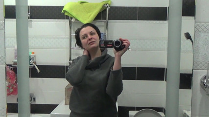Sexy Milf: Huge Kate solo pissing!