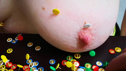 Bouncy Tits Action: Enfonce mes tétons dans des pouces