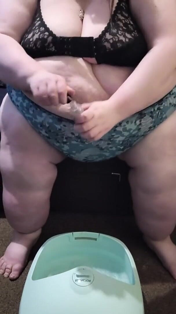 SSBBWLadyBrads: My fat tree chunk legs
