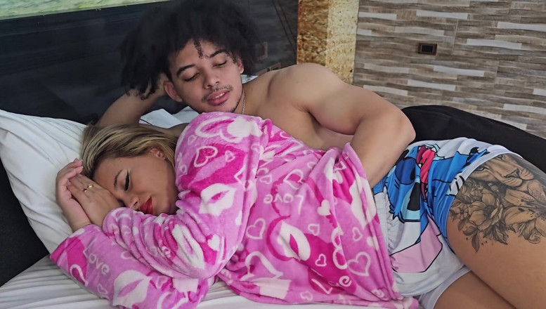 KerentSleen: Madrasta De Grandes Tetas No Le Gusta Estar Sola En...