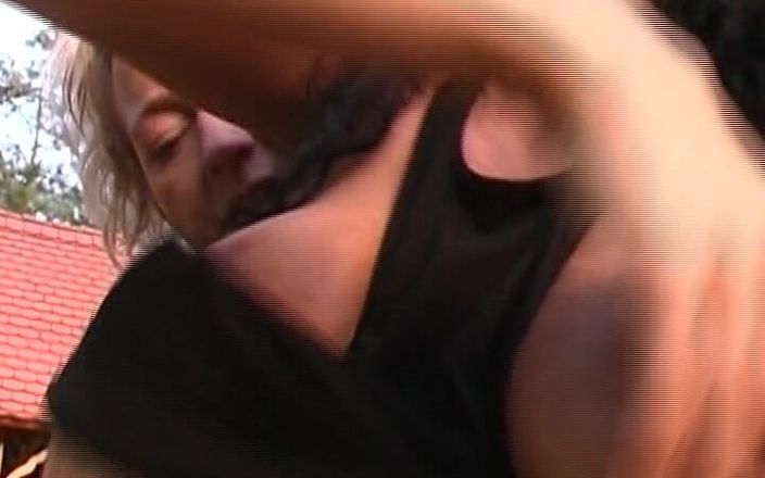 German's Lesbian: Damas alemanas perfectas besándose en un show al aire libre