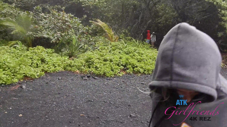 ATK Girlfriends: スカイは抵抗できず、車の中であなたのコックに乗ります