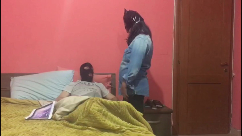 The two of us: Îl fac să se masturbeze
