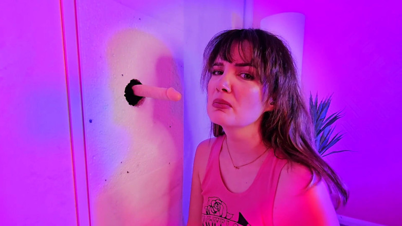 Faye Taylor: グローリーホールバーチャルセックスでふしだらなガールフレンドを共有する