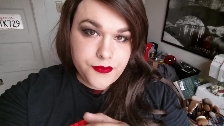 Miss Alina Paige: Trans Cutie Smoking (tidak bugil)