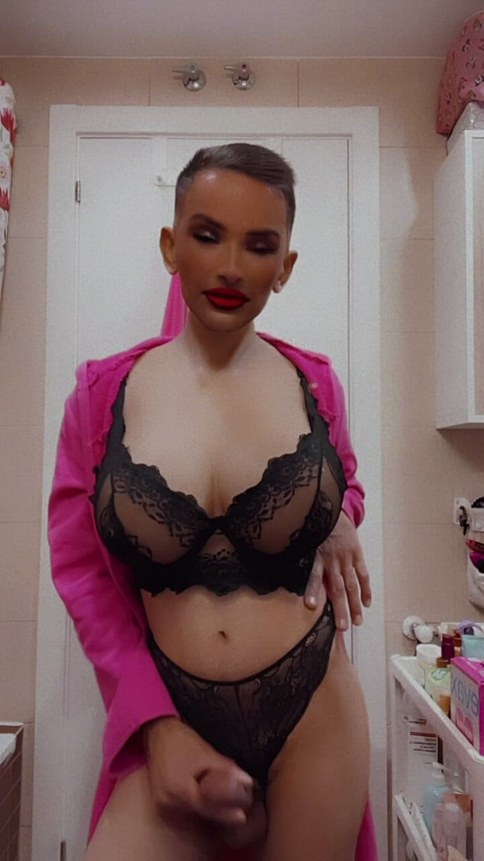 Sissy Slut Brianna: Vezi dantela asta și deja îți imaginezi să o tragi în lateral, nu-i...
