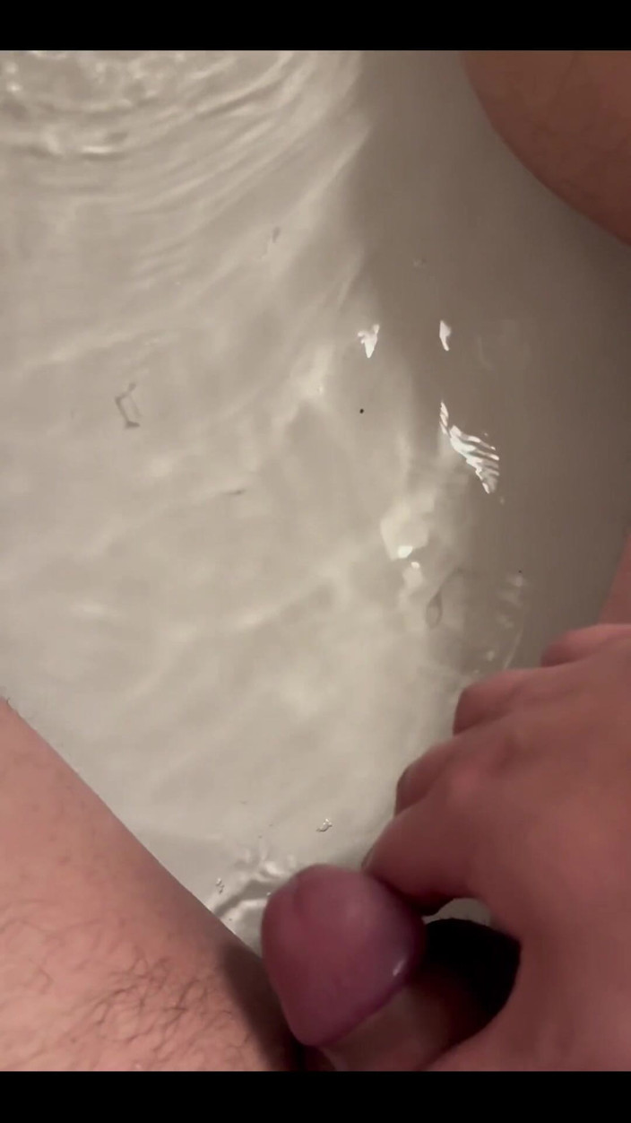 Wrongskiy: Ejaculând în My Bath Tube